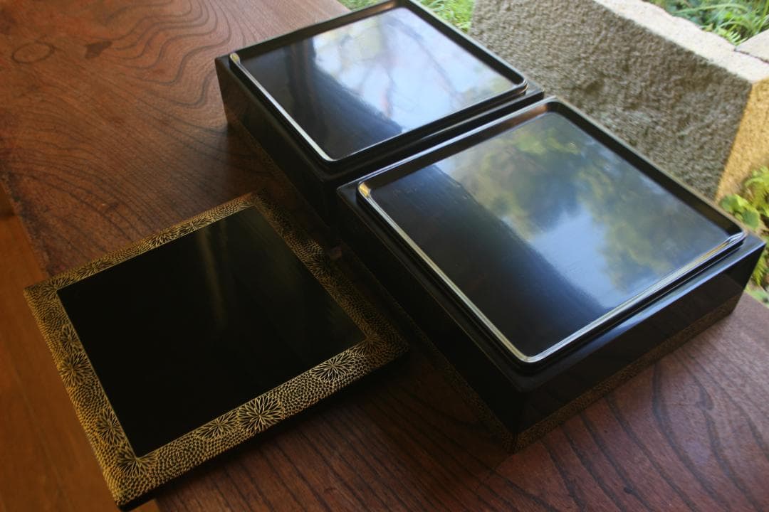 デッドストック！上質内朱黒漆に極上菊沈金の映える輪島塗二段重（検重箱お重