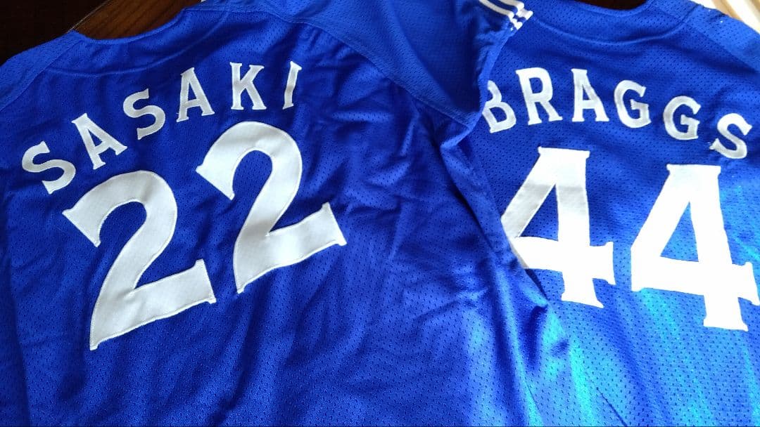ベイスターズ ユニフォーム 99 佐々木（サイン入り） ブラッグス（サインなし）