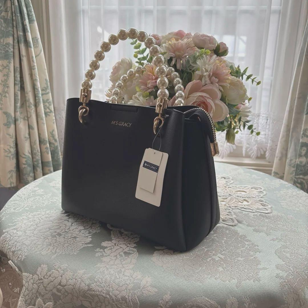 エムズグレイシー　カタログ掲載ロゴ入りパールハンドバック　ブラック（ベルト無し）