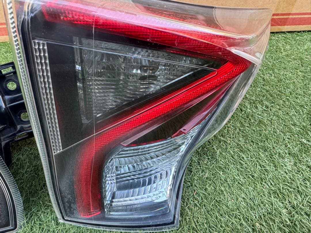 TOYOTA プリウス50系前期　純正テールランプ 左右セット