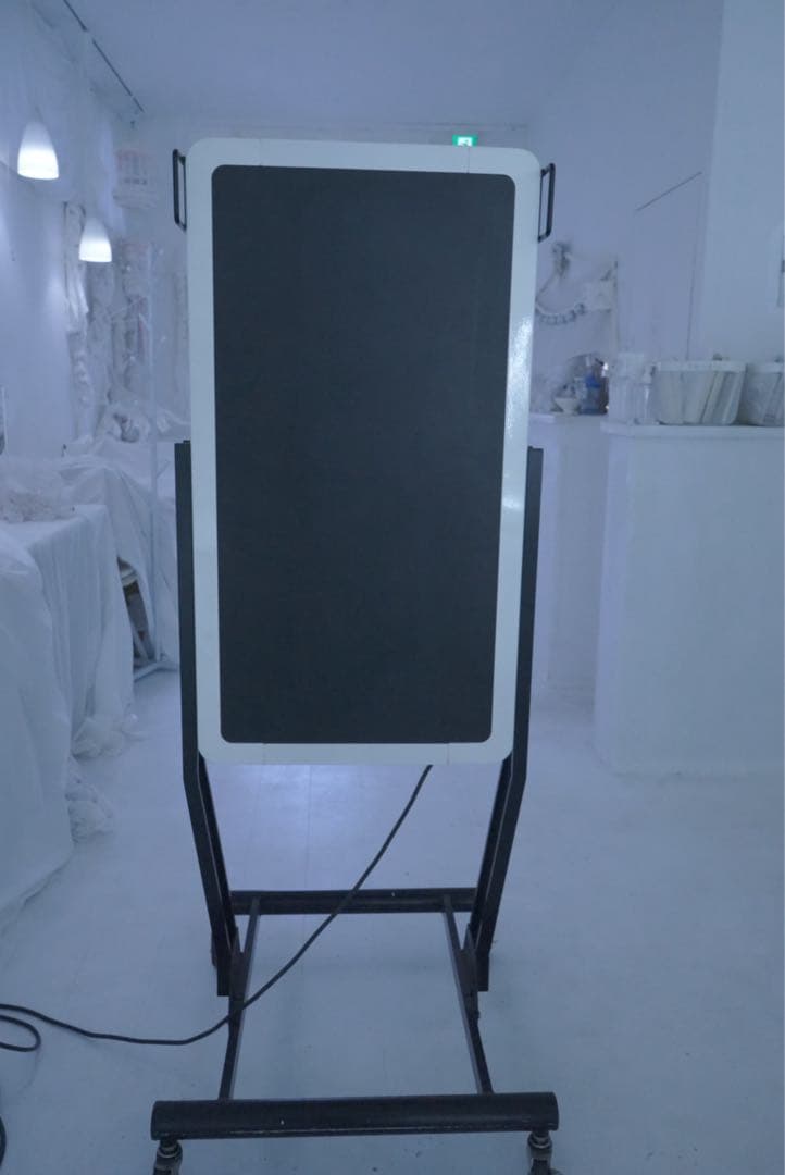 大型スタンド式LEDモニター/店頭用ディスプレイ