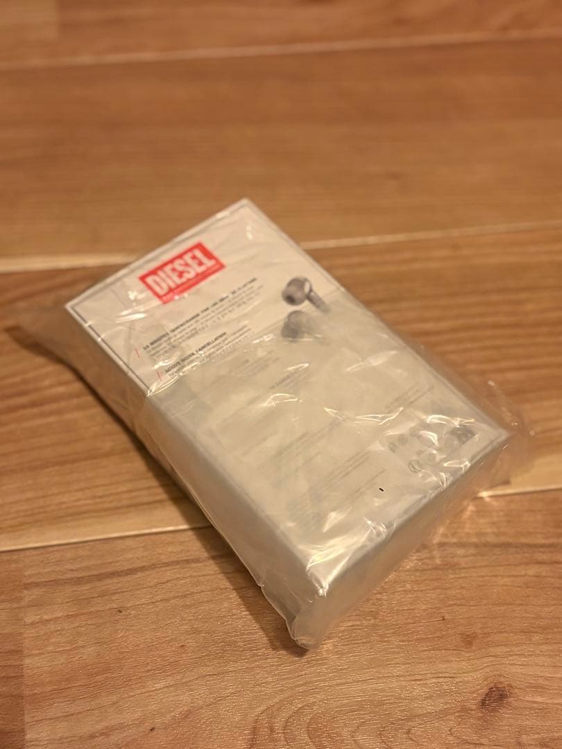 ワイヤレスイヤホン DIESEL アクティブノイズキャンセリング　シルバー