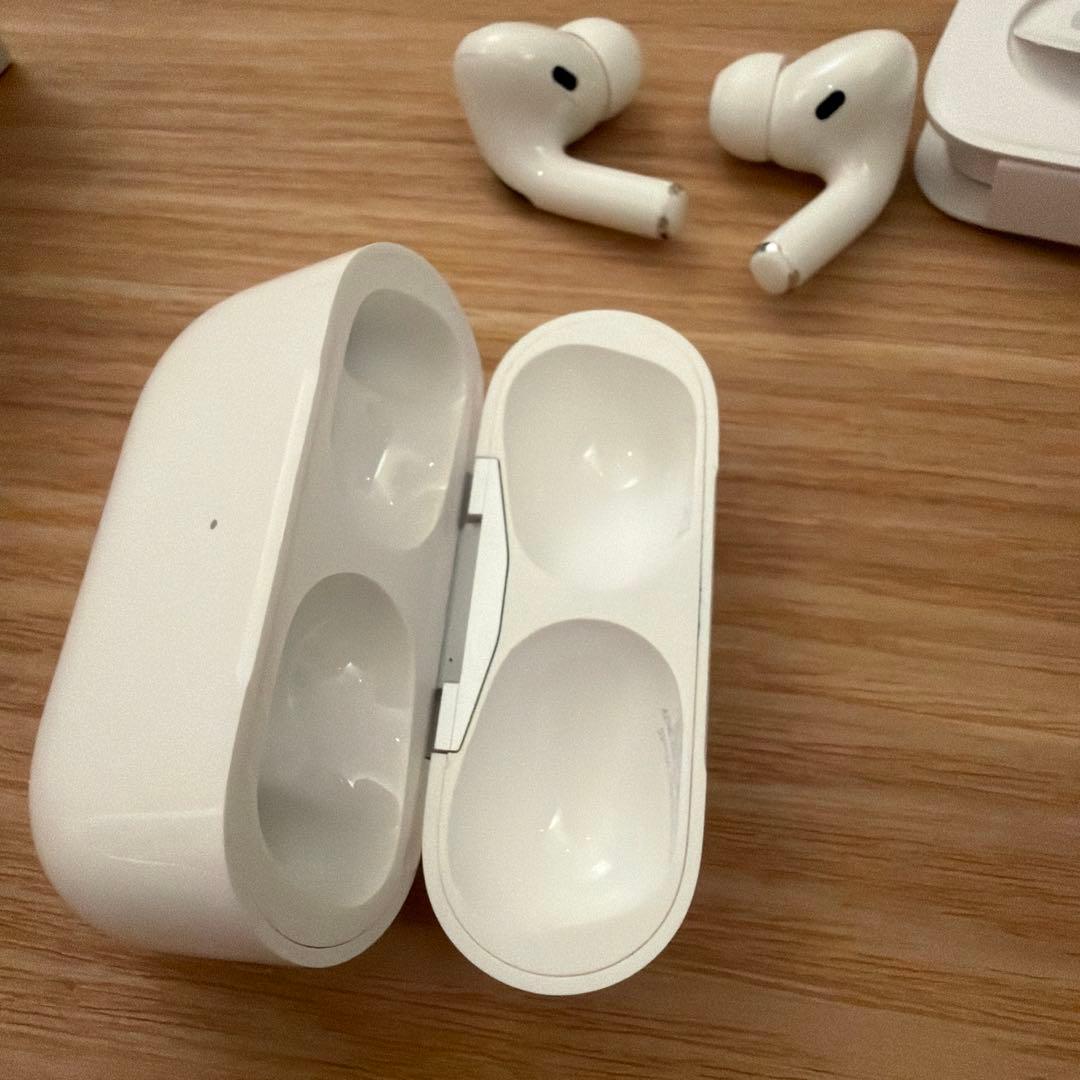 AirPods Pro 本体と充電ケース