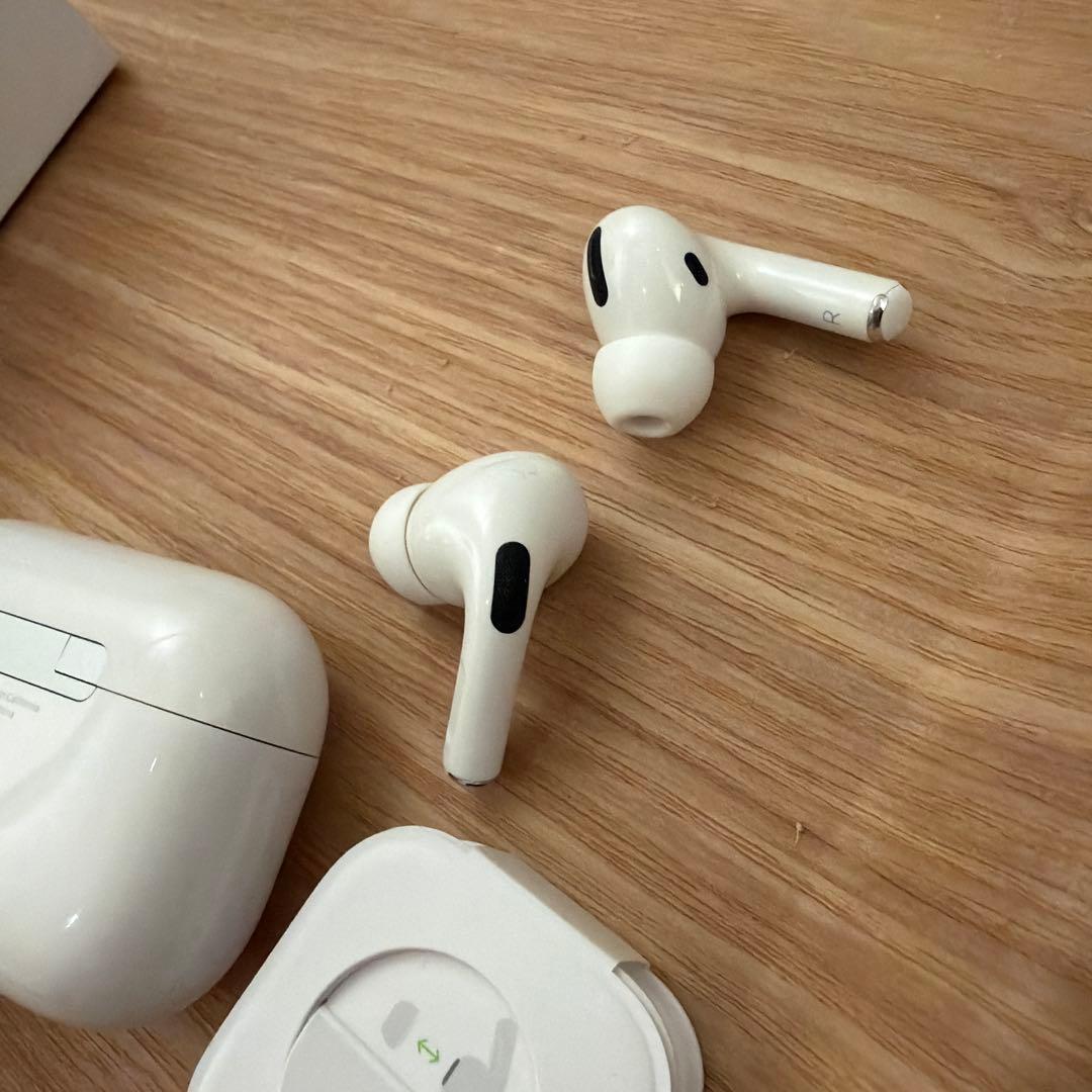 AirPods Pro 本体と充電ケース