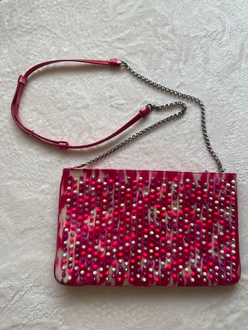 クリスチャンルブタン　スタッズ付きピンククラッチバッグ