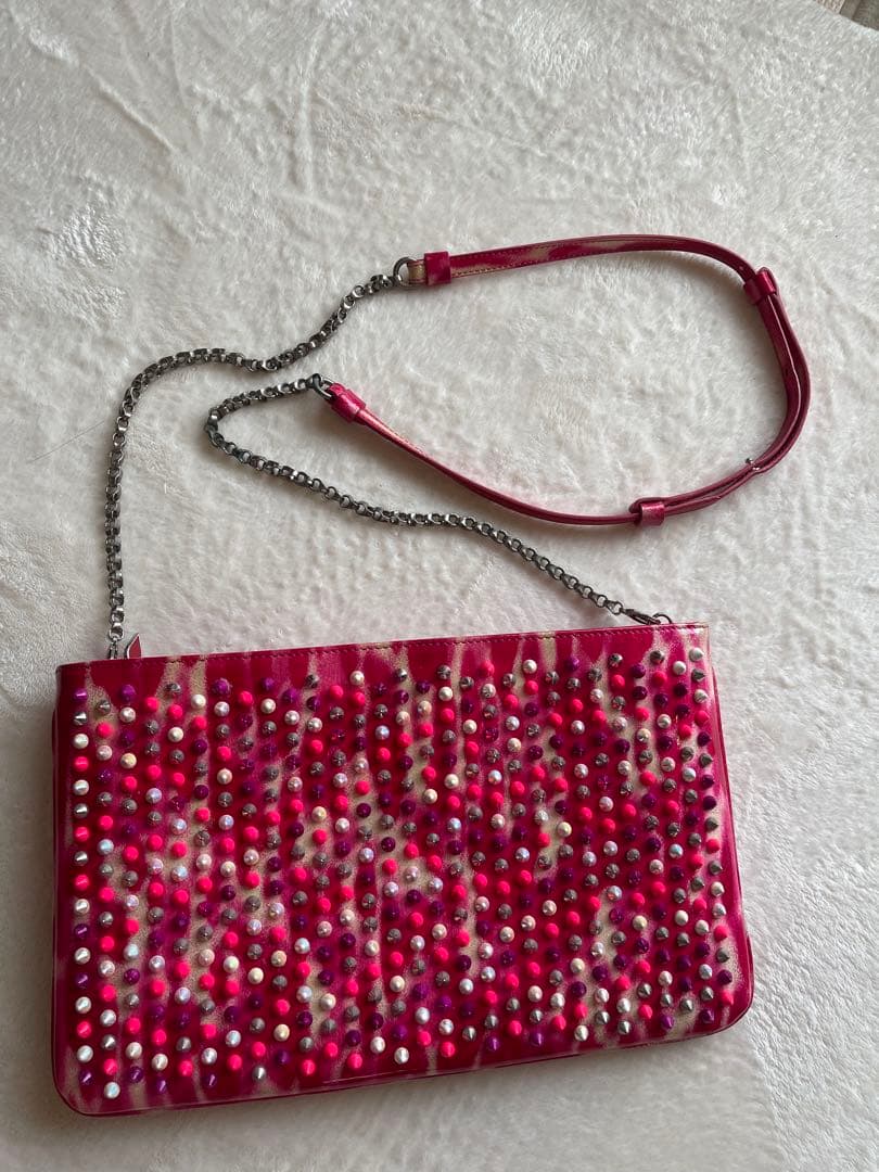 クリスチャンルブタン　スタッズ付きピンククラッチバッグ