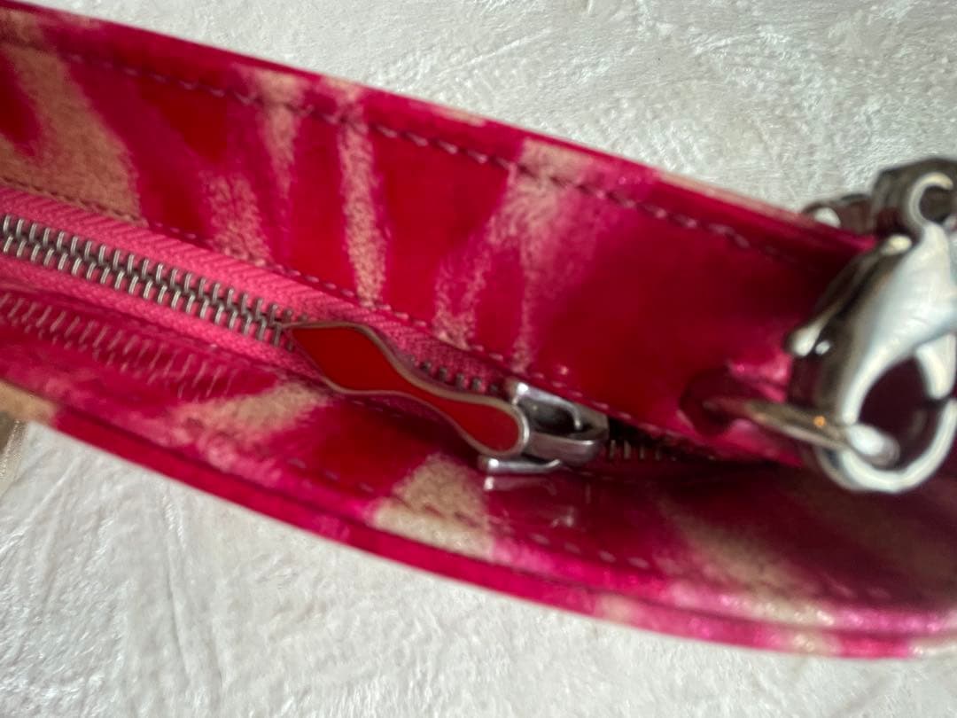 クリスチャンルブタン　スタッズ付きピンククラッチバッグ