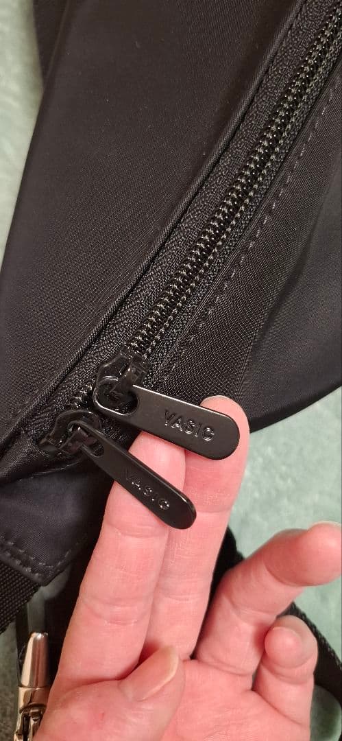 VASIC ブラック ボディバッグ