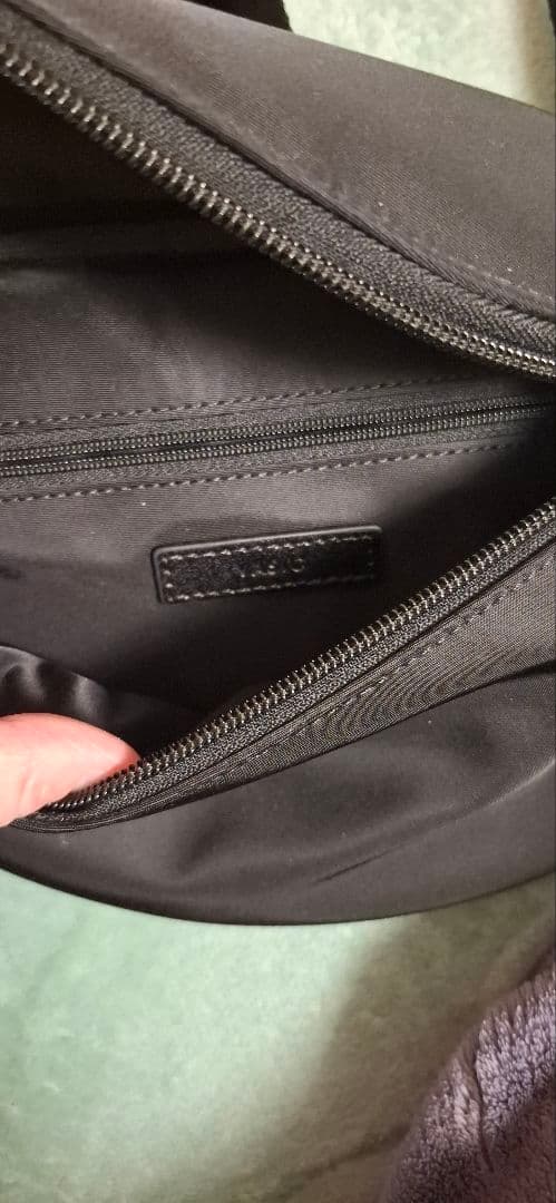 VASIC ブラック ボディバッグ