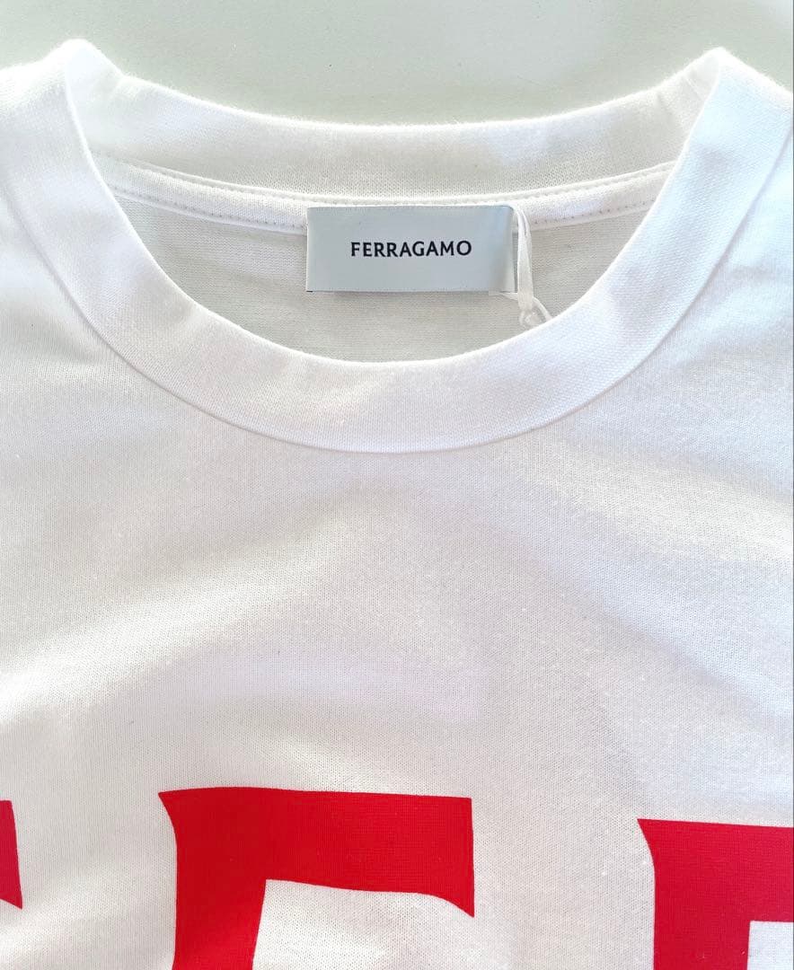 新品★FERRAGAMO★正規品フェラガモ　ロゴTシャツ unisex男女兼用