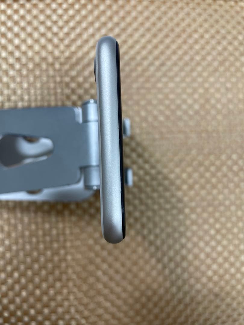iPhone SE 第3世代64 GB スターライトSIMフリー【9537】