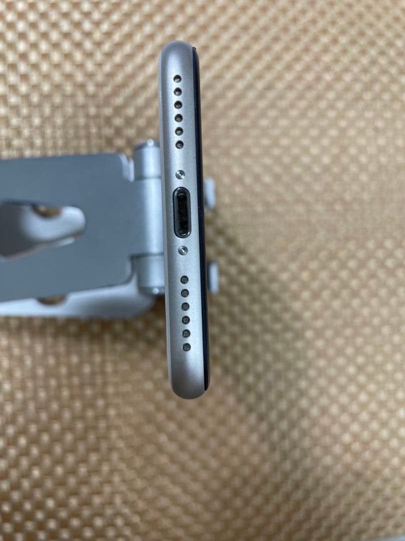 iPhone SE 第3世代64 GB スターライトSIMフリー【9537】