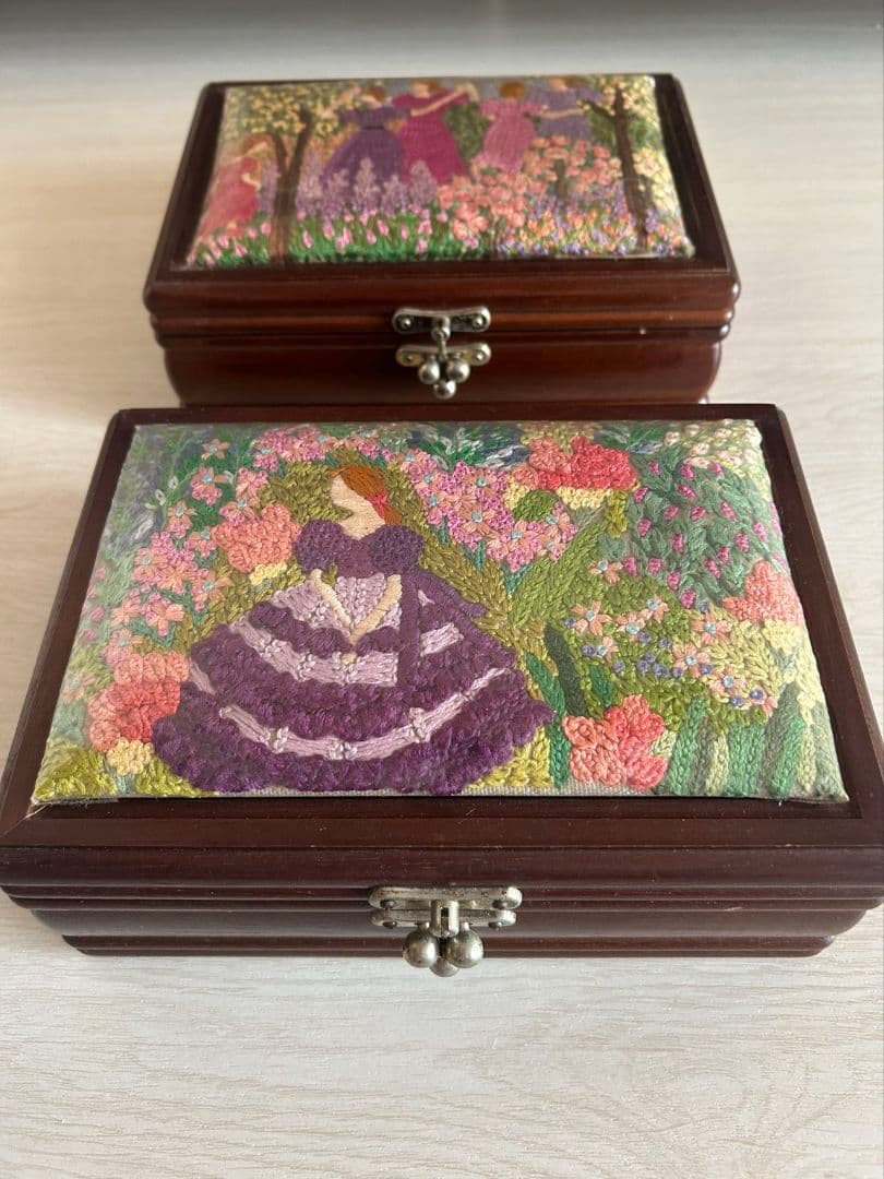 刺繍　アクセサリー木製ボックス 2個
