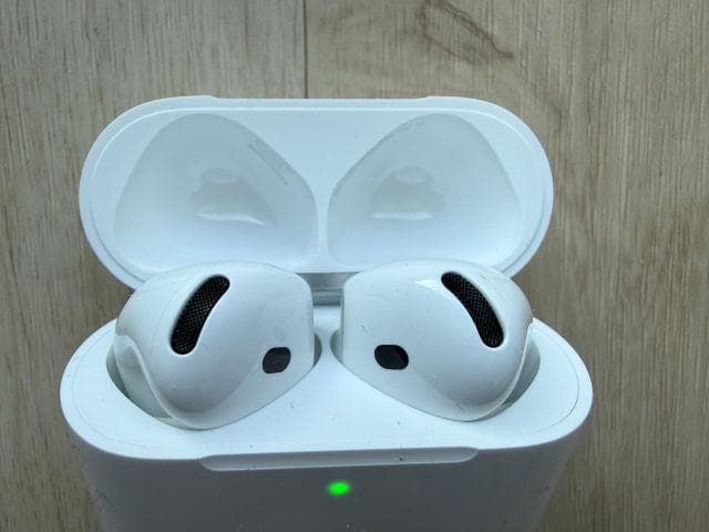 AirPods 4 ノイズキャンセリング ケース付き