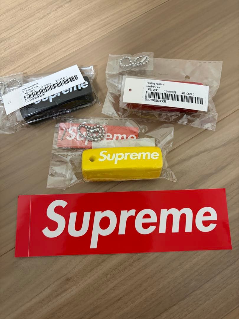 Supreme Floating Keychainキーホルダー / キーチェーン