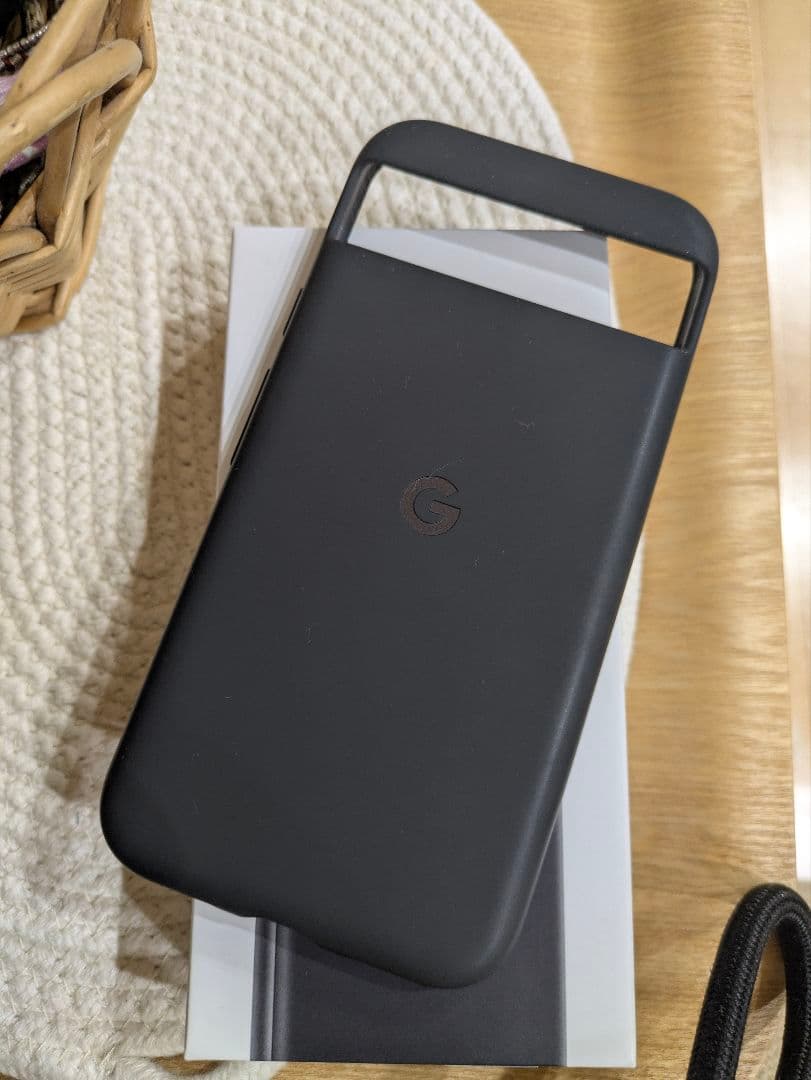 Google Pixel8a 128GB 黒色 本体　純正シリコンカバー付属