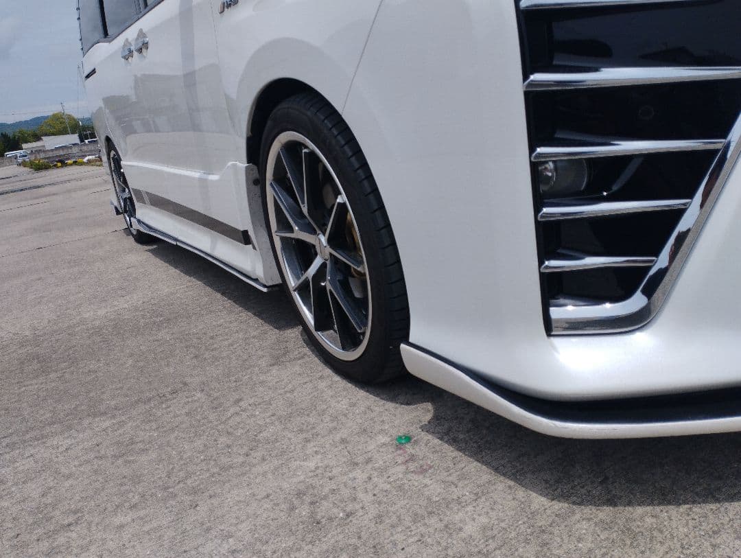 ヴォクシーノアエクスファイア80系自作加工　フィンサイドステップ　2色塗分風白黒