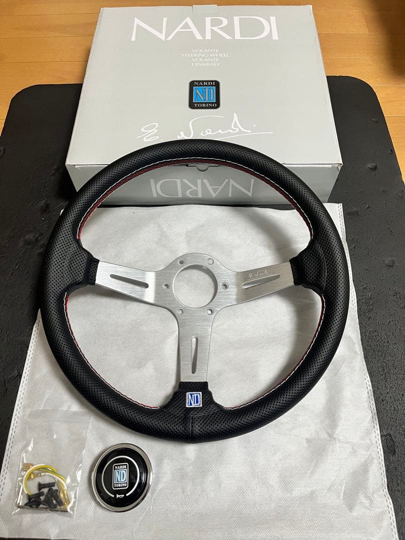 14インチナルディクラシック　アルミ製、レッドステッチ