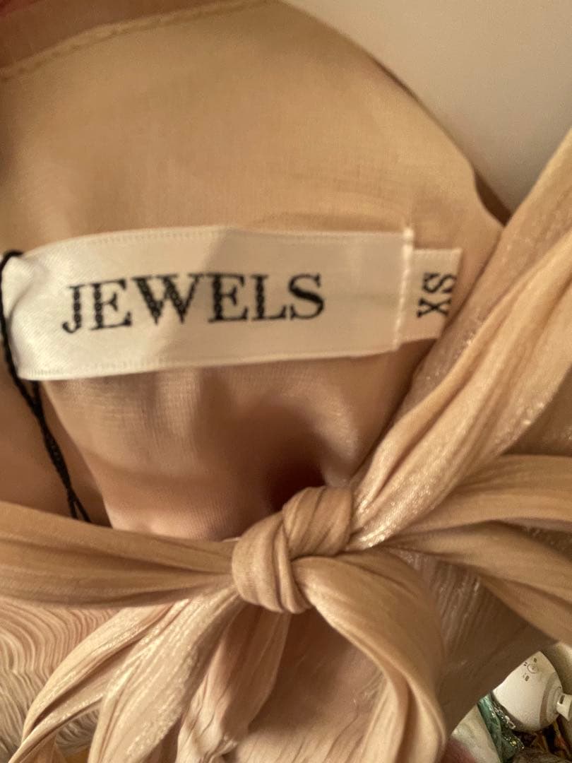 jewels リボン付きベージュノースリーブドレス