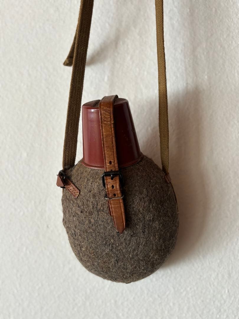 アンティーク　水筒 赤いカップ付き