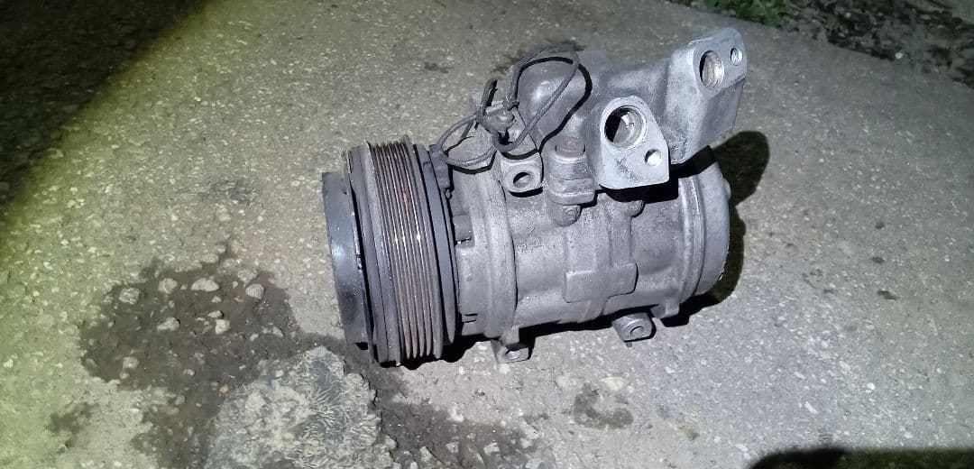 AE86 エアコンコンプレッサー