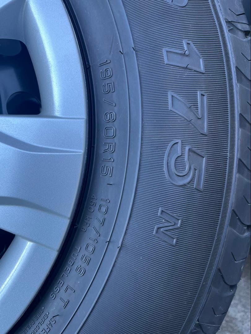 ハイエース 新車外し 15インチ タイヤ・ホイールセット 4本