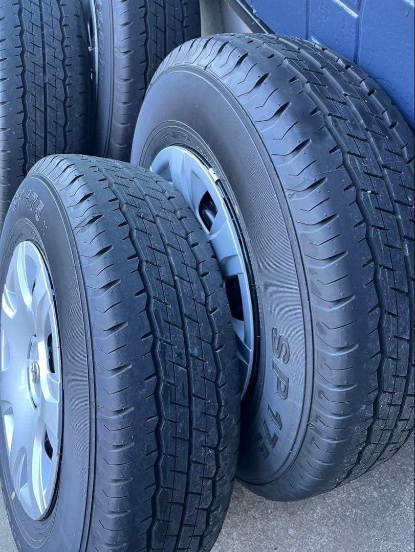 ハイエース 新車外し 15インチ タイヤ・ホイールセット 4本