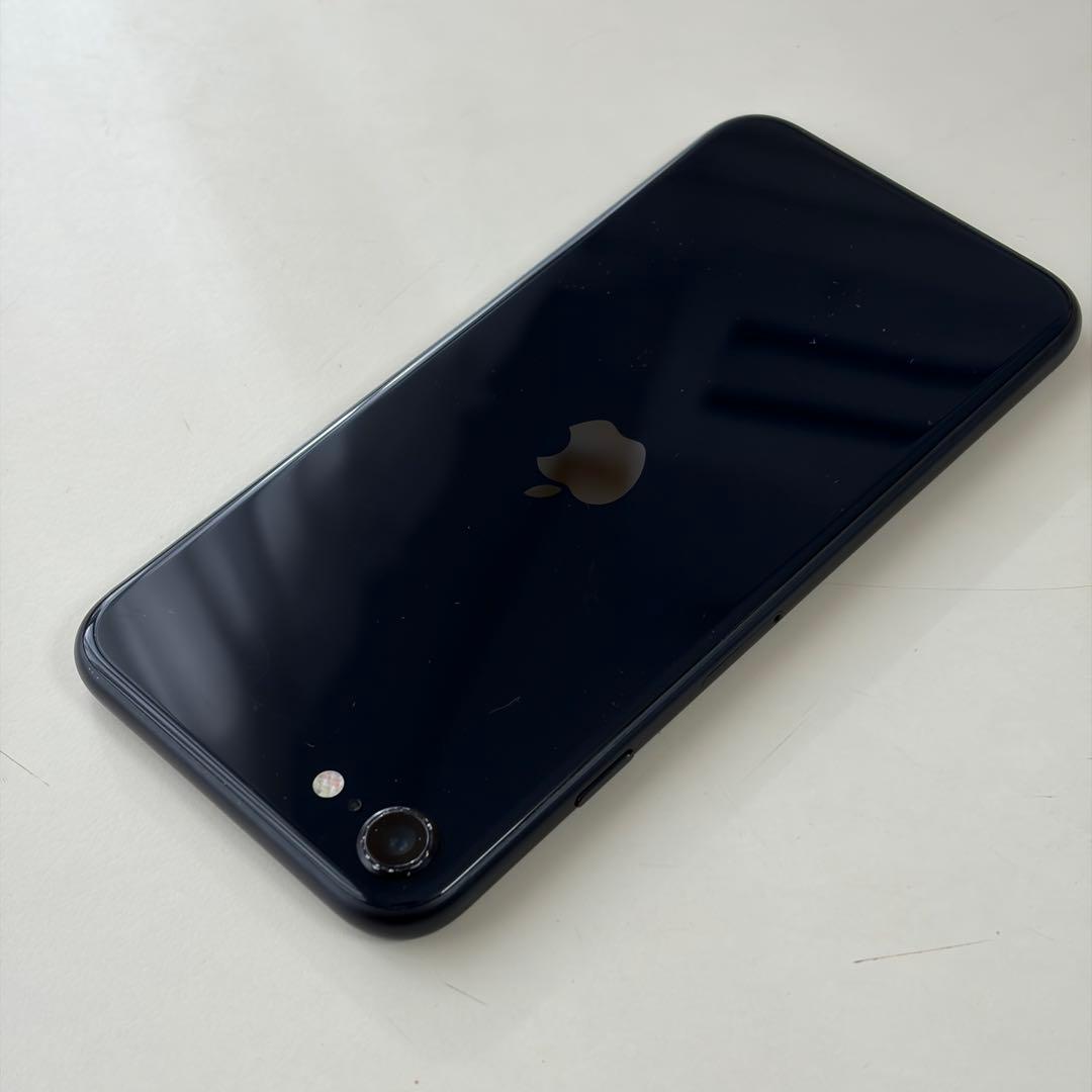 や*者様 バッテリー新品　iPhoneSE第3世代64GB SIMフリー　美品