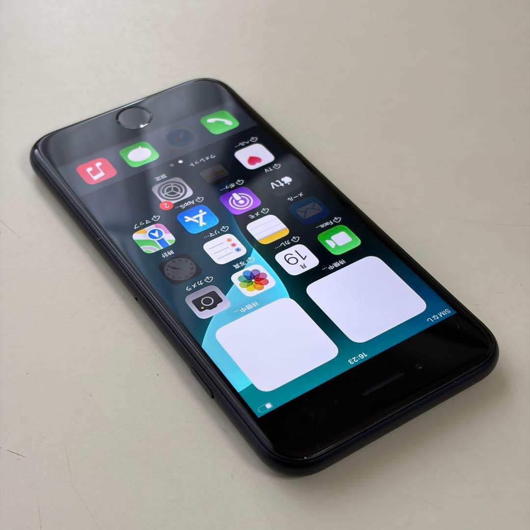 や*者様 バッテリー新品　iPhoneSE第3世代64GB SIMフリー　美品