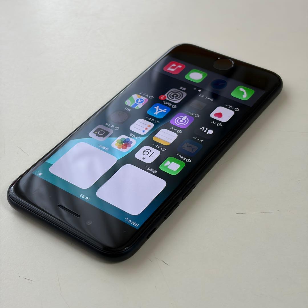 や*者様 バッテリー新品　iPhoneSE第3世代64GB SIMフリー　美品