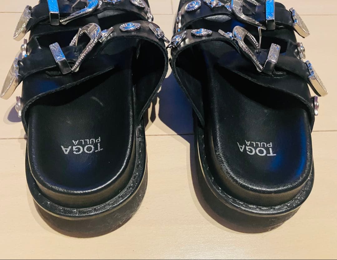 TOGA PULLA ブラック サンダル