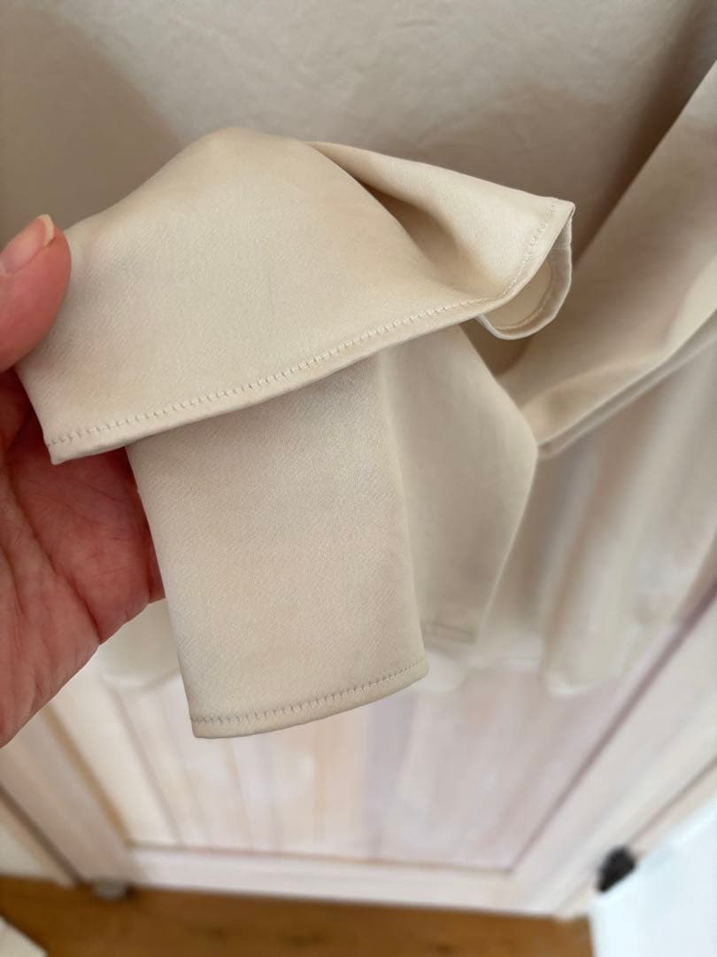 Drawing Numbers サテンボートブラウス