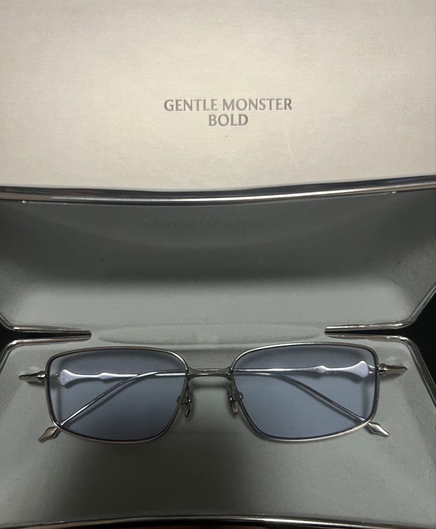 小物 GENTLE MONSTER atomic02