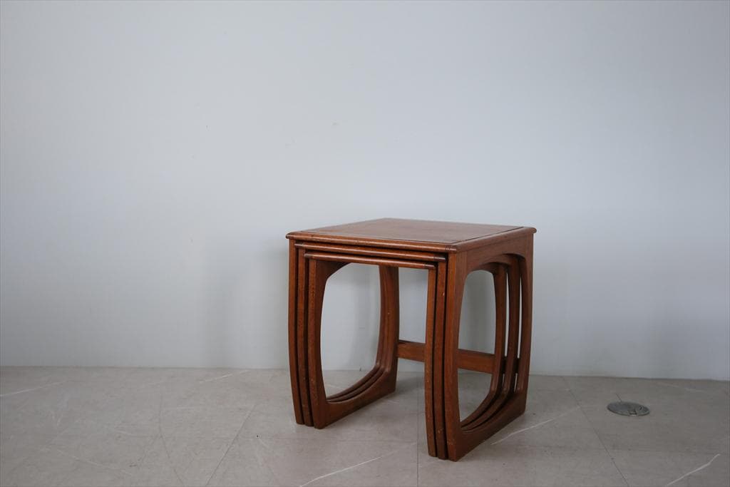 英国アンティークSUNELM製チークネストテーブル3台サイドテーブル92-125