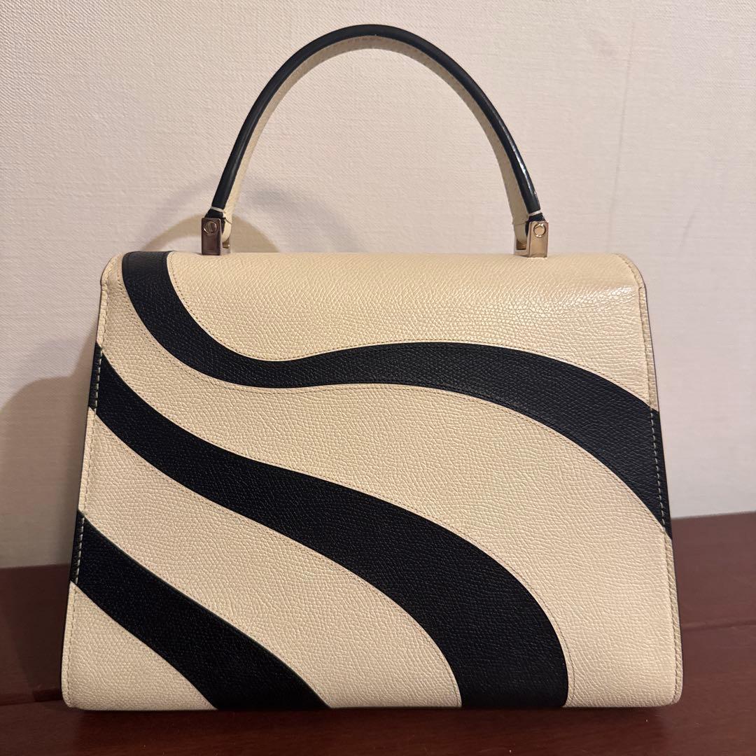 V alextra エレガントなアイボリーとブラックのハンドバッグ