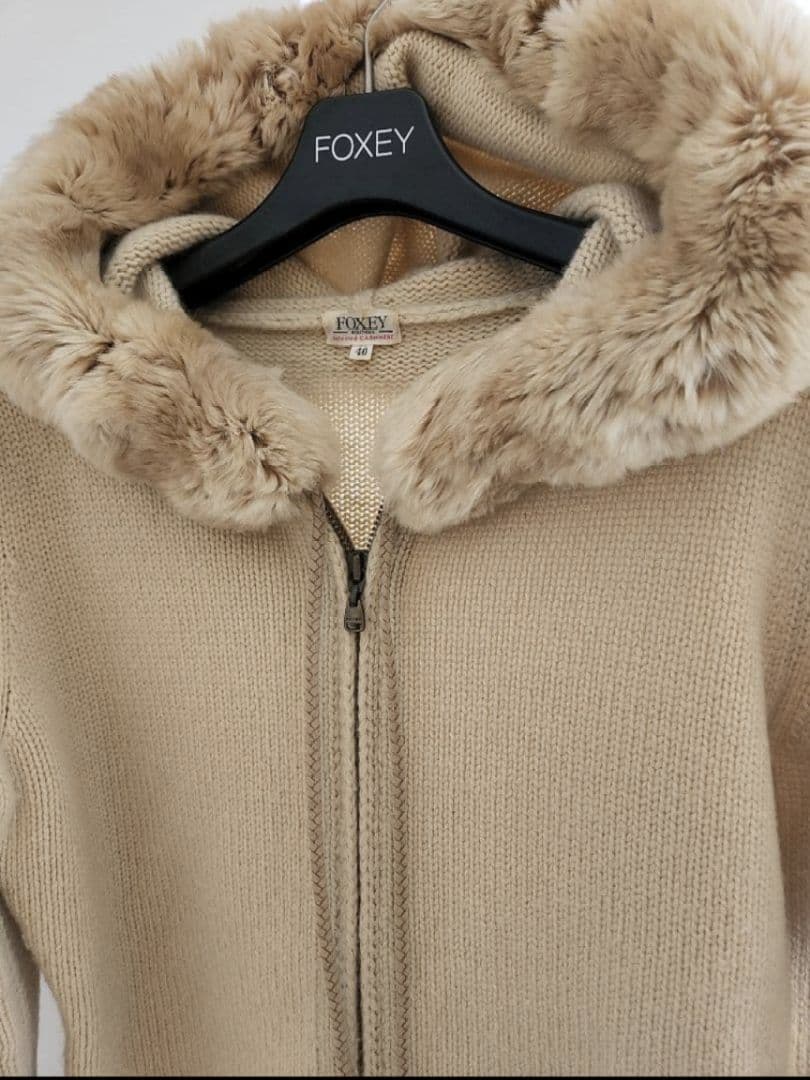 ベージュ フード付き クロップドパーカー