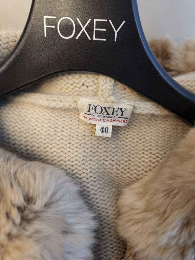 ベージュ フード付き クロップドパーカー