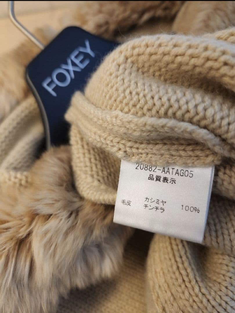 ベージュ フード付き クロップドパーカー