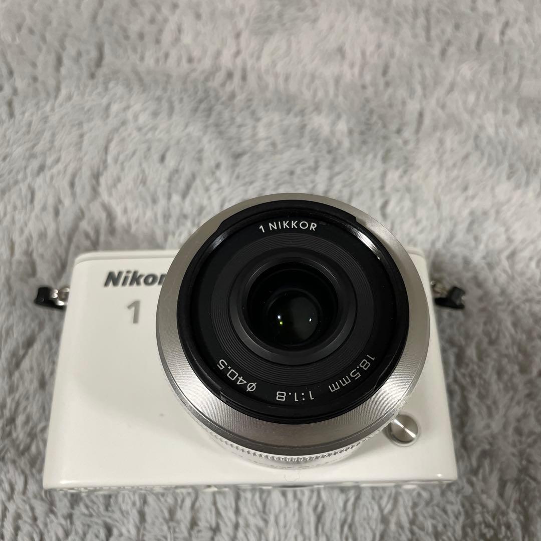 お値下げ価格Nikon 1 J3 ホワイト 超美品ミラーレスカメラ　単焦点レンズ