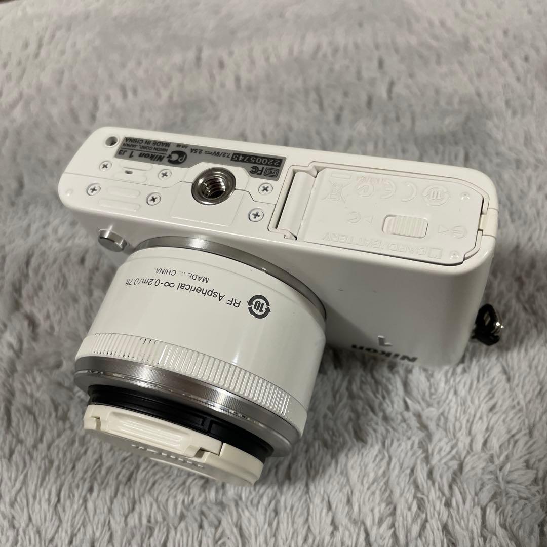 お値下げ価格Nikon 1 J3 ホワイト 超美品ミラーレスカメラ　単焦点レンズ