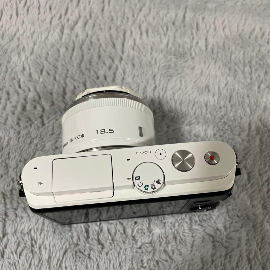 お値下げ価格Nikon 1 J3 ホワイト 超美品ミラーレスカメラ　単焦点レンズ