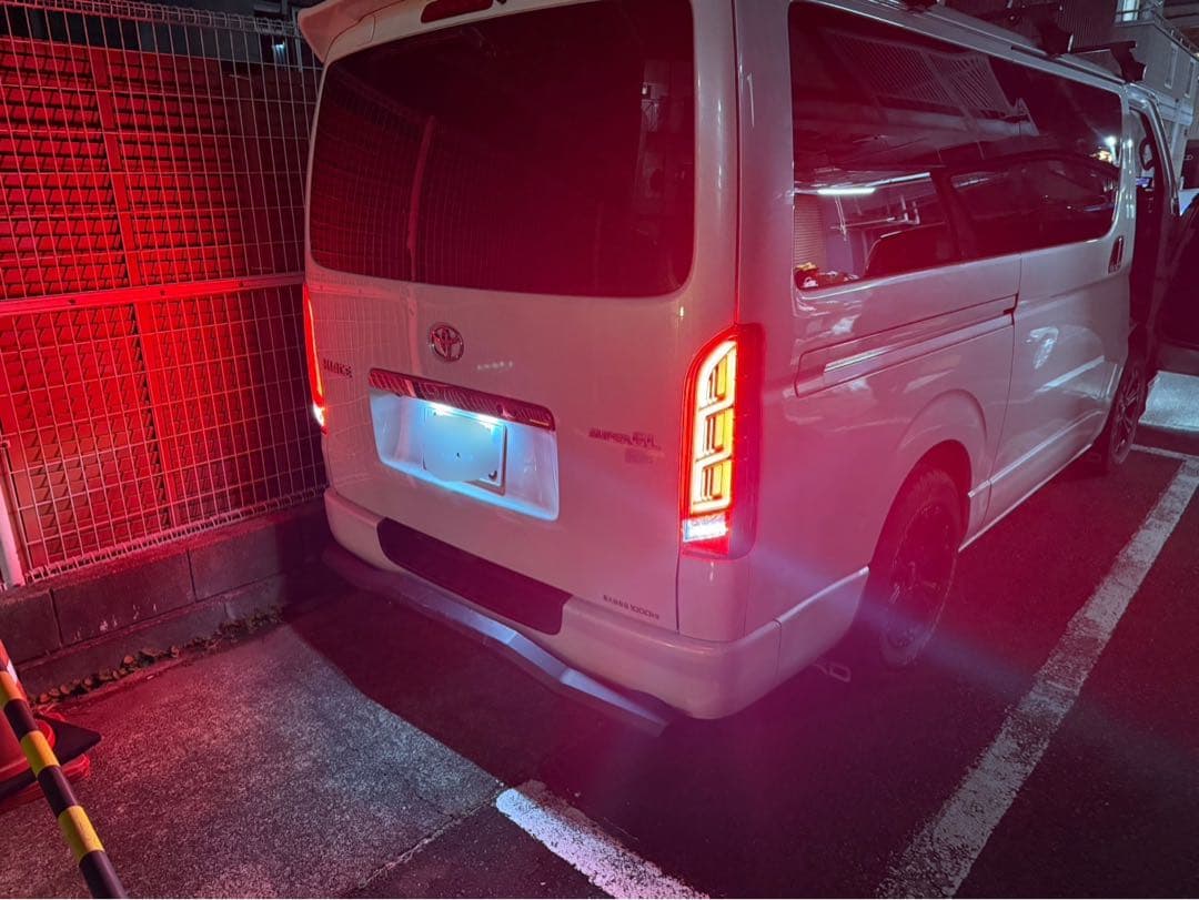 ハイエース200 LED 流れるテールランプ 左右新品