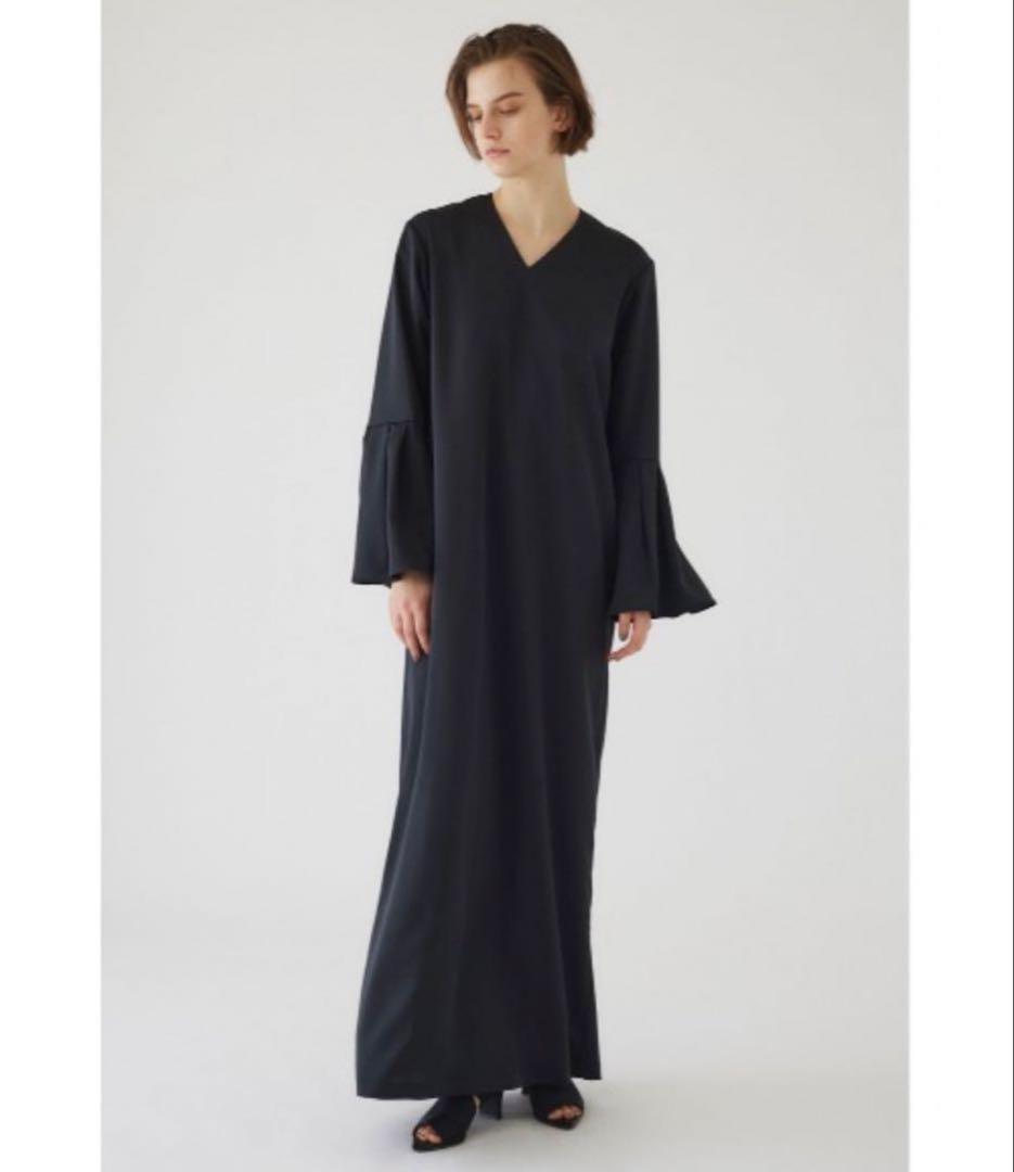 RIM.ARK黒いロングワンピース Vネック フレアスリーブ
