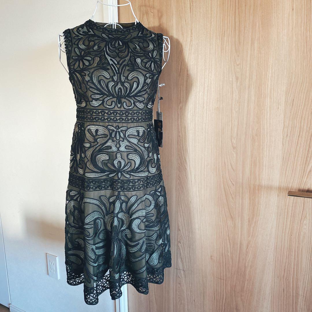 【新品】ダイアグラム コード刺繍フレアワンピース／カーキ