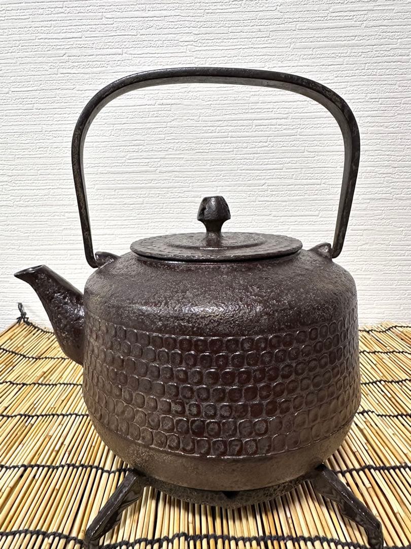 未使用品　南部藩釜師鈴木主膳堂　十代鈴木 忠兵衛(徳之助)作２２型槌目　南部鉄瓶