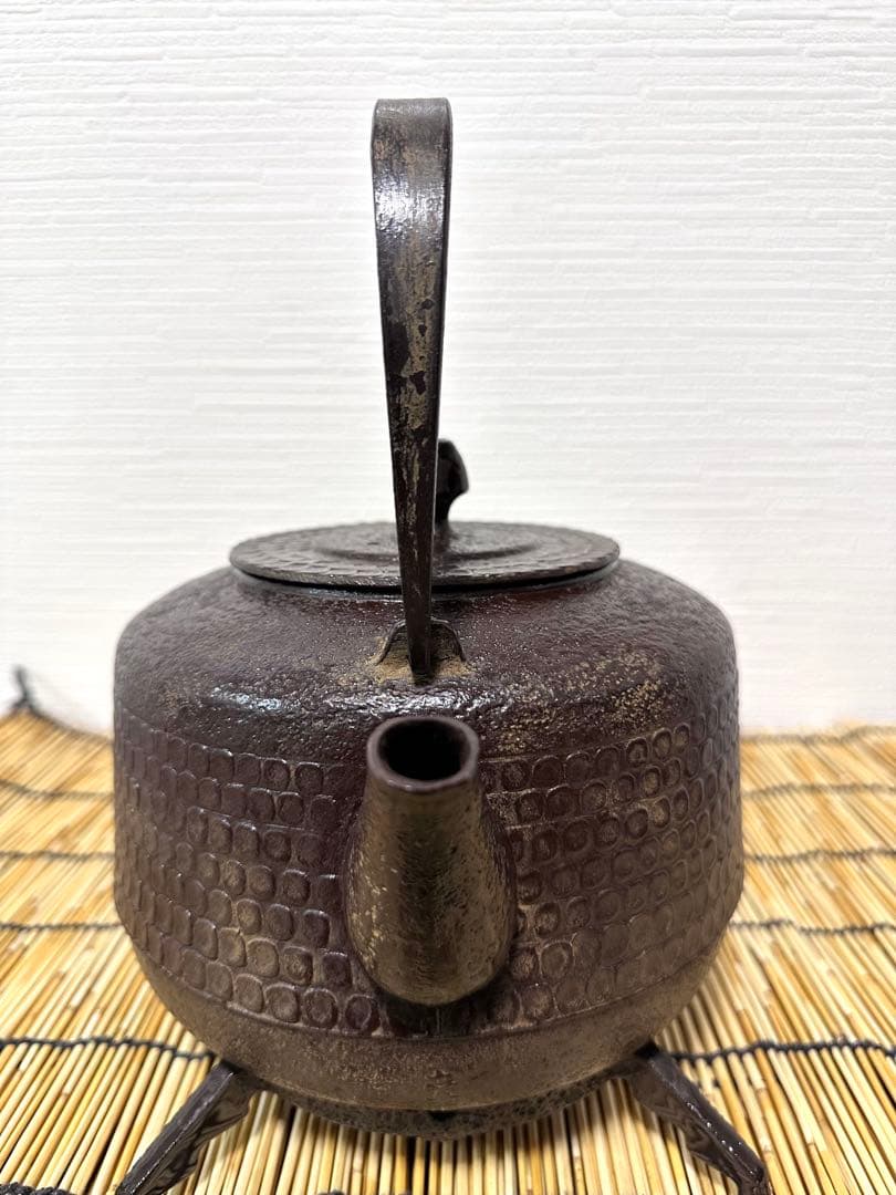 未使用品　南部藩釜師鈴木主膳堂　十代鈴木 忠兵衛(徳之助)作２２型槌目　南部鉄瓶