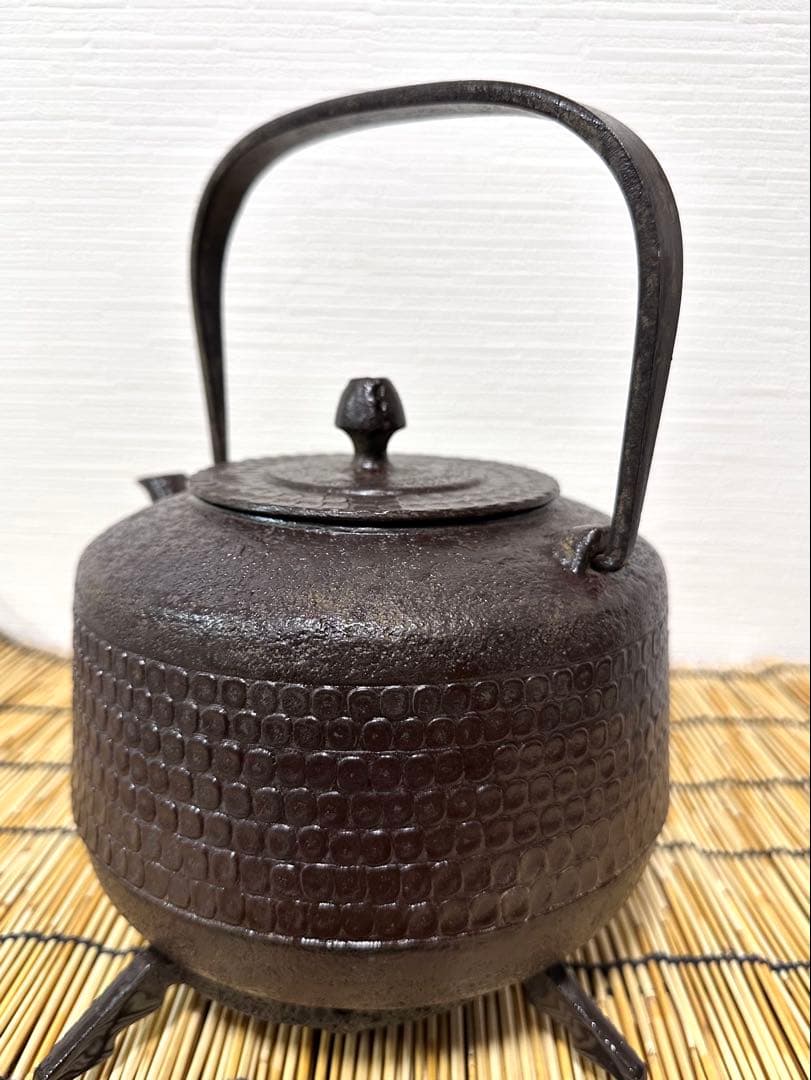 未使用品　南部藩釜師鈴木主膳堂　十代鈴木 忠兵衛(徳之助)作２２型槌目　南部鉄瓶