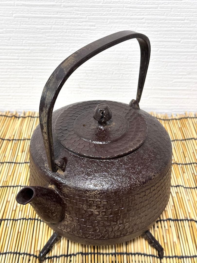 未使用品　南部藩釜師鈴木主膳堂　十代鈴木 忠兵衛(徳之助)作２２型槌目　南部鉄瓶