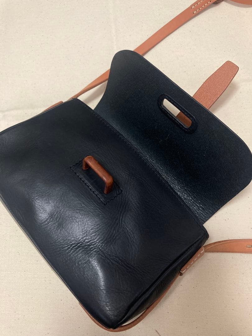 genten サドルベルト ヌオーバ 横型コンパクトショルダーバッグ　クロ