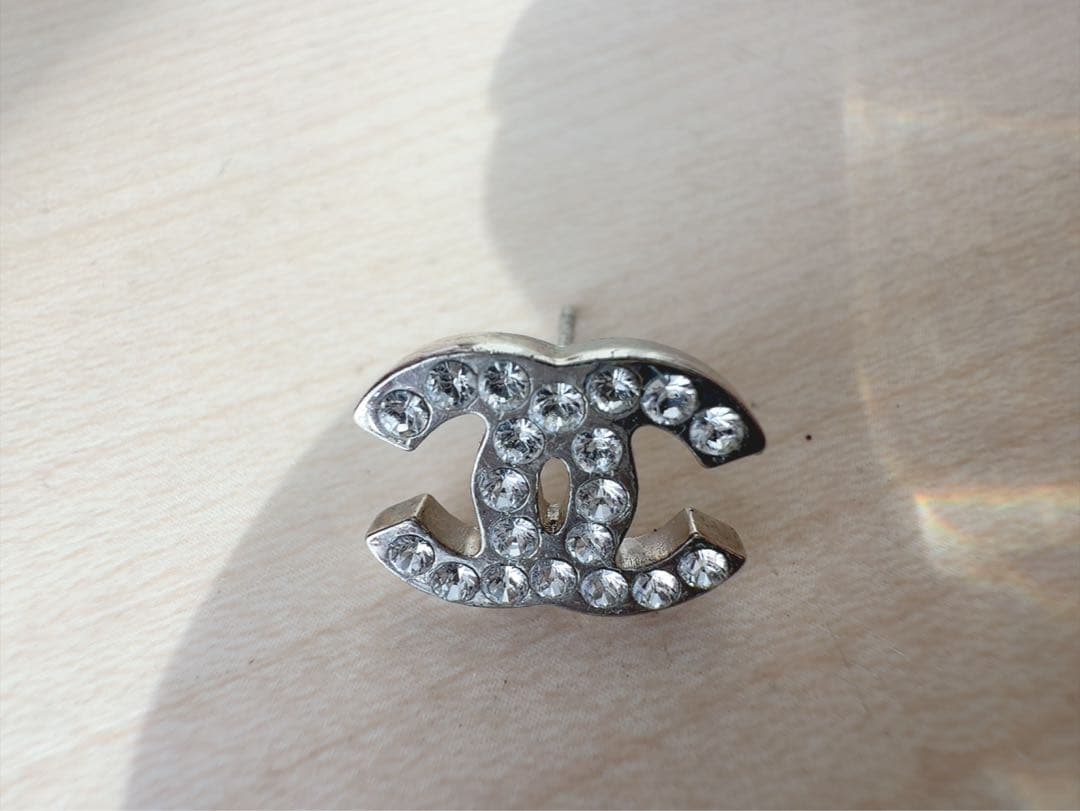 CHANEL シャネル　ロゴデザイン ストーン付きピアス 片耳